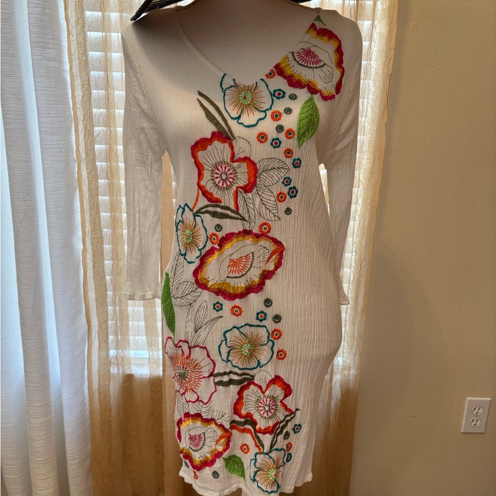 Floral Embroidered beach cover up - Picture 2 of 6